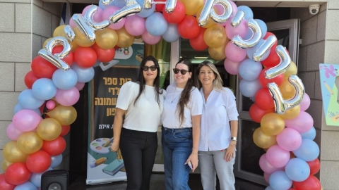 התרגשות גדולה בפתיחת שנת הלימודים לילדי קש השוהים באילת.jpg
