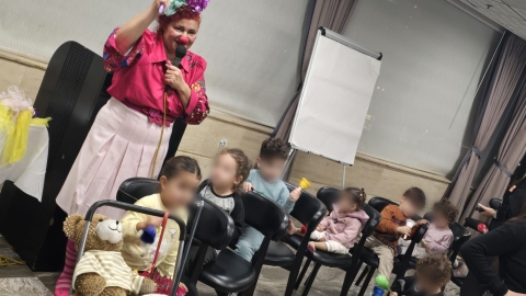 ילדי קריית שמונה השוהים במחוז השרון, נהנו ממופע קסום.jpg