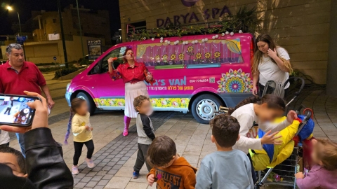 ילדי קריית שמונה השוהים במחוז השרון, נהנו ממופע קסום.jpg