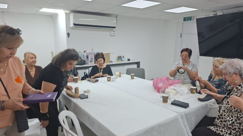 נשות הקהילה שלנו קיימו במקלט המתנ״ס מפגש מרגש של עשייה ונתינה למען חיילינו בלבנון