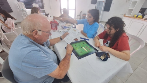 קיימנו מפגש בין־דורי מחמם לב בין צעירי מיזם סבבתא לוותיקי העיר