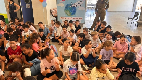 פתחנו את קייטנת הקיץ בבית הספר תל חי במסע חווייתי מסביב לעולם