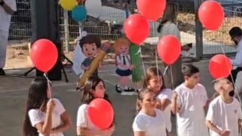 הפרחנו בלונים אדומים בבתי ספר בעיר כסמל לתקווה לשובה הביתה של היימנוט קסאו