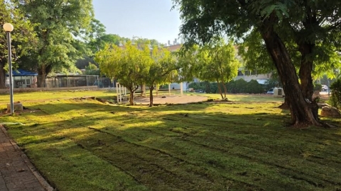 השלמנו הקמת מדשאה ציבורית חדשה בין הרחובות יקותיאל אדם והר הצופים