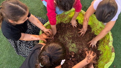 התחלנו בסדנאות חוסן ייחודיות לחיזוק ילדי כיתות א׳, המשלבות יצירה, משחק באדמה וחיבור לטבע