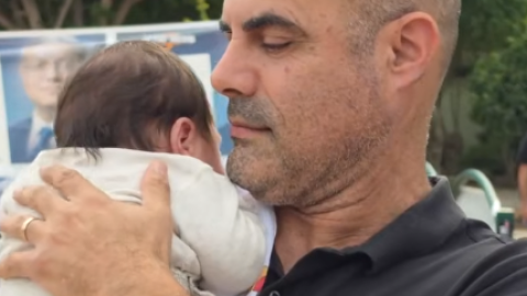 של מי התינוק הזה, ומה הוא עושה בגיל ארבעה שבועות בכניסה לקלפי?